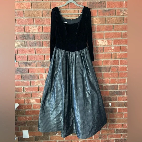 Jessica Mcclintock Dresses | Vintage Jessica Mcclintock Elegant Black Velvet And Satin Evening Gown | Color: Black | Size: 10 | Theripebanana's Closet Jessica Mcclintock Dresses | Vintage Jessica Mcclintock Elegant Black Velvet And Satin Evening Gown | Color: Black | Size: 10 | Theripebanana's Closet
